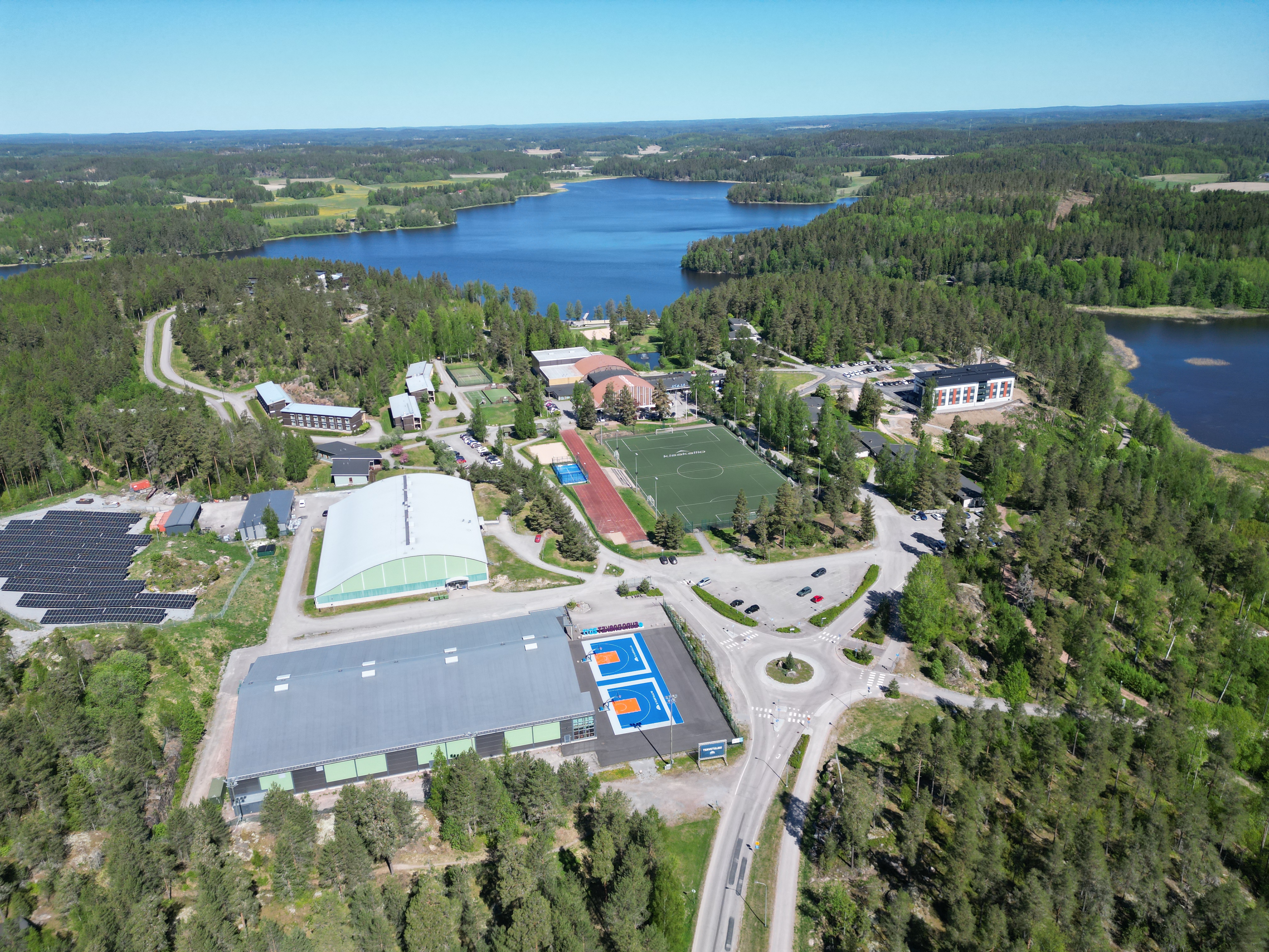 Ilmakuva Kisakallion kampuksesta Lohjanjärven äärellä