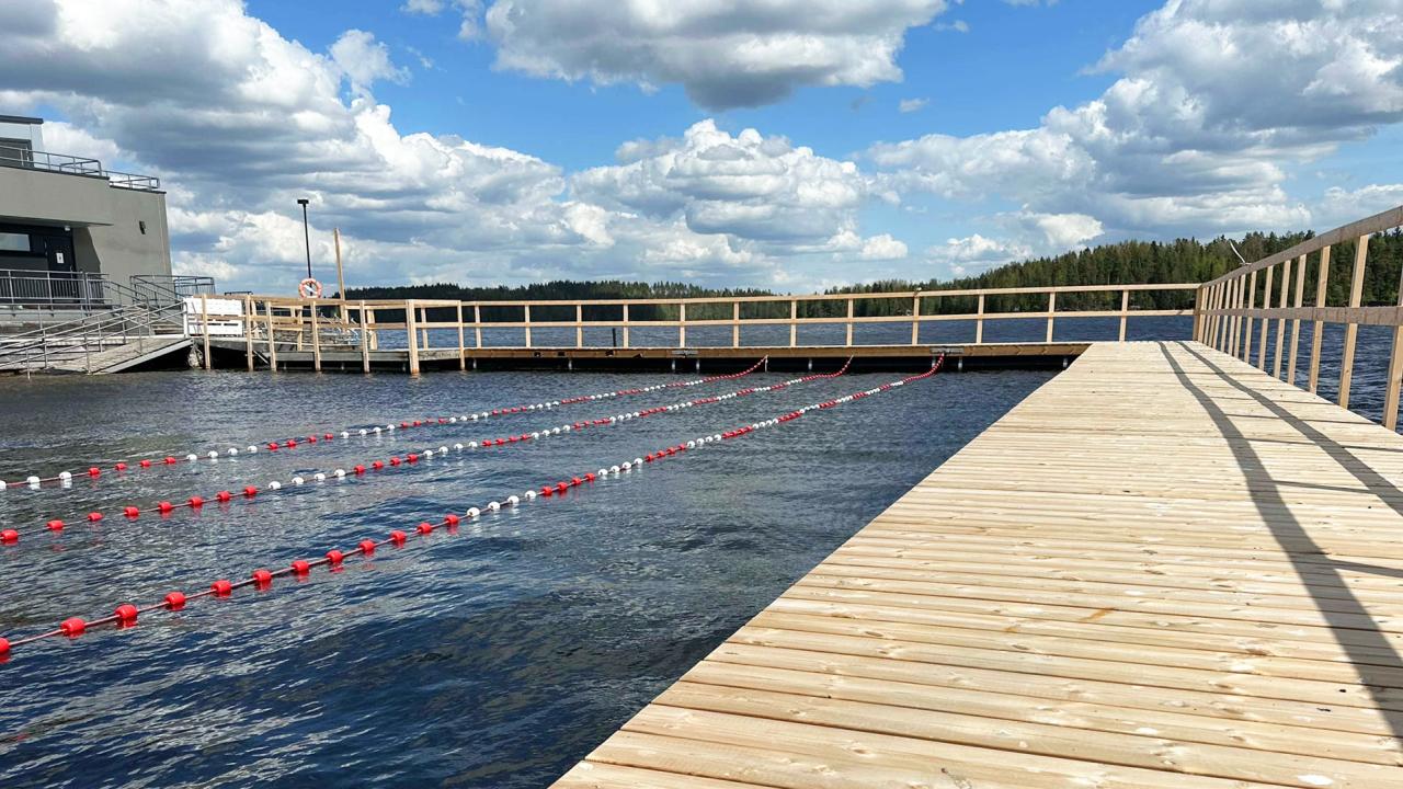 Pajulahden Lake Pool -alueen laituri ja 25 metrin uintiradat