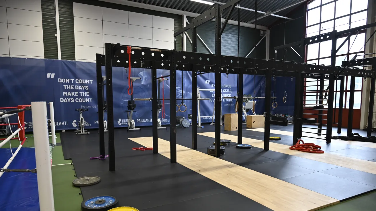 Nyrkkeilysali, jossa painonnostolava, painot ja kuntosalilaitteita.