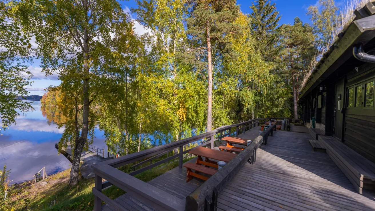 Kisakallion rantasaunan terassi. Terassilla pöytäryhmiä. 