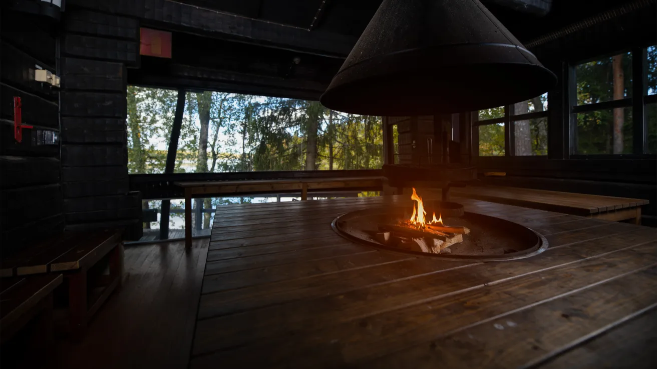 Katettu nuotiopaikka järven rannalla. 