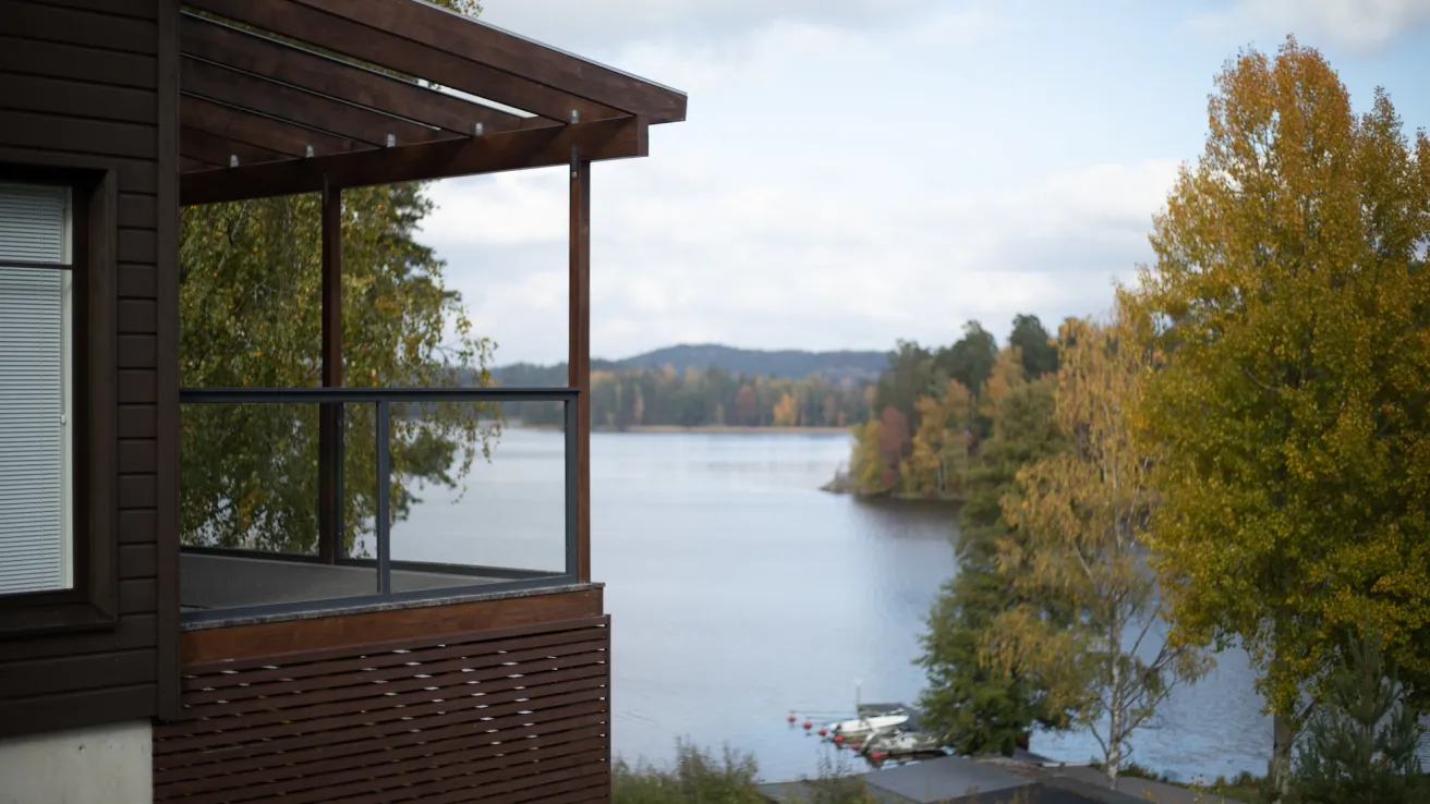 Järvimaisema syksyisin värein, talo vasemmassa reunassa.