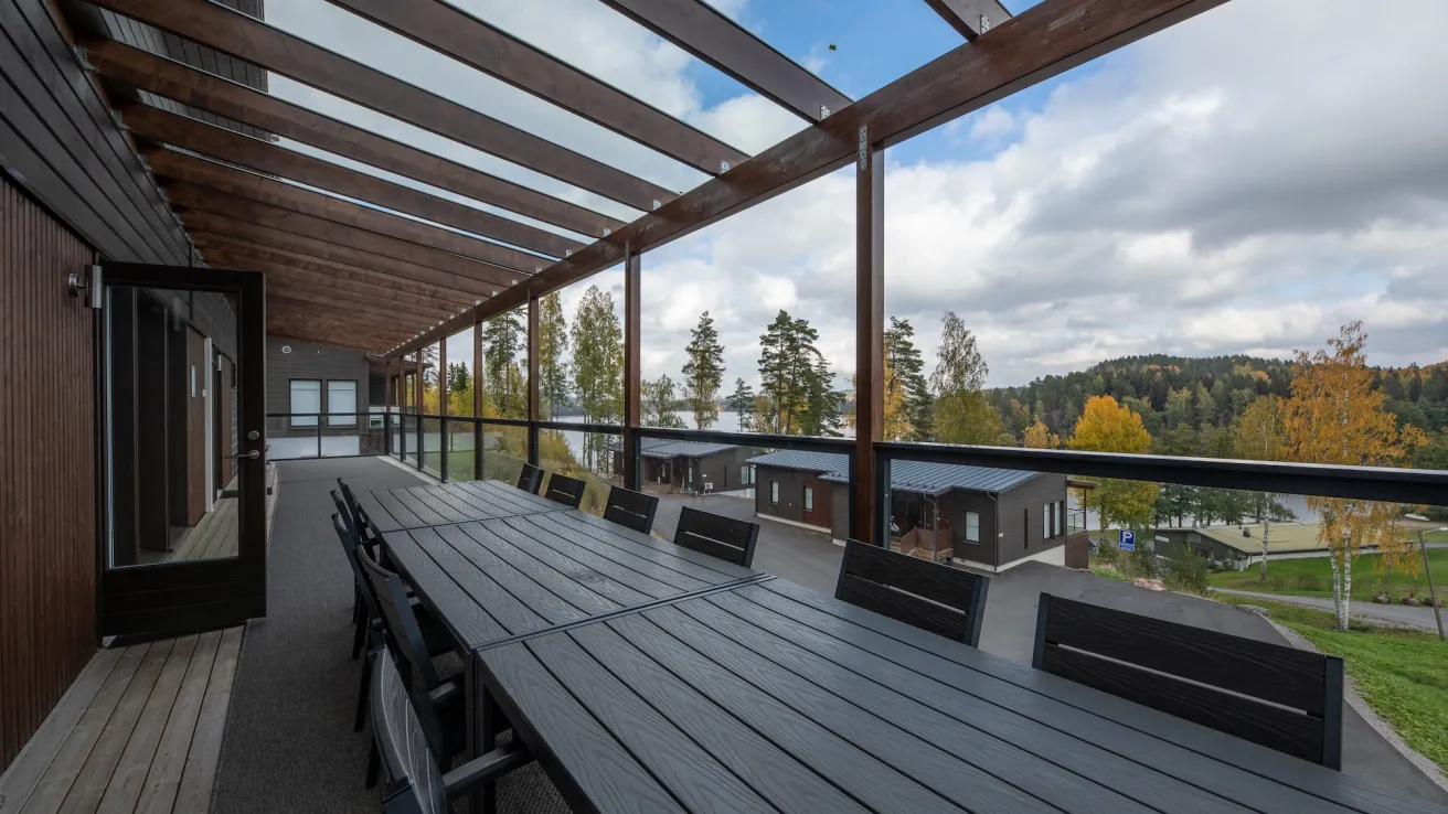 Pitkä terassi syksyisessä maisemassa, näkymää järvelle.