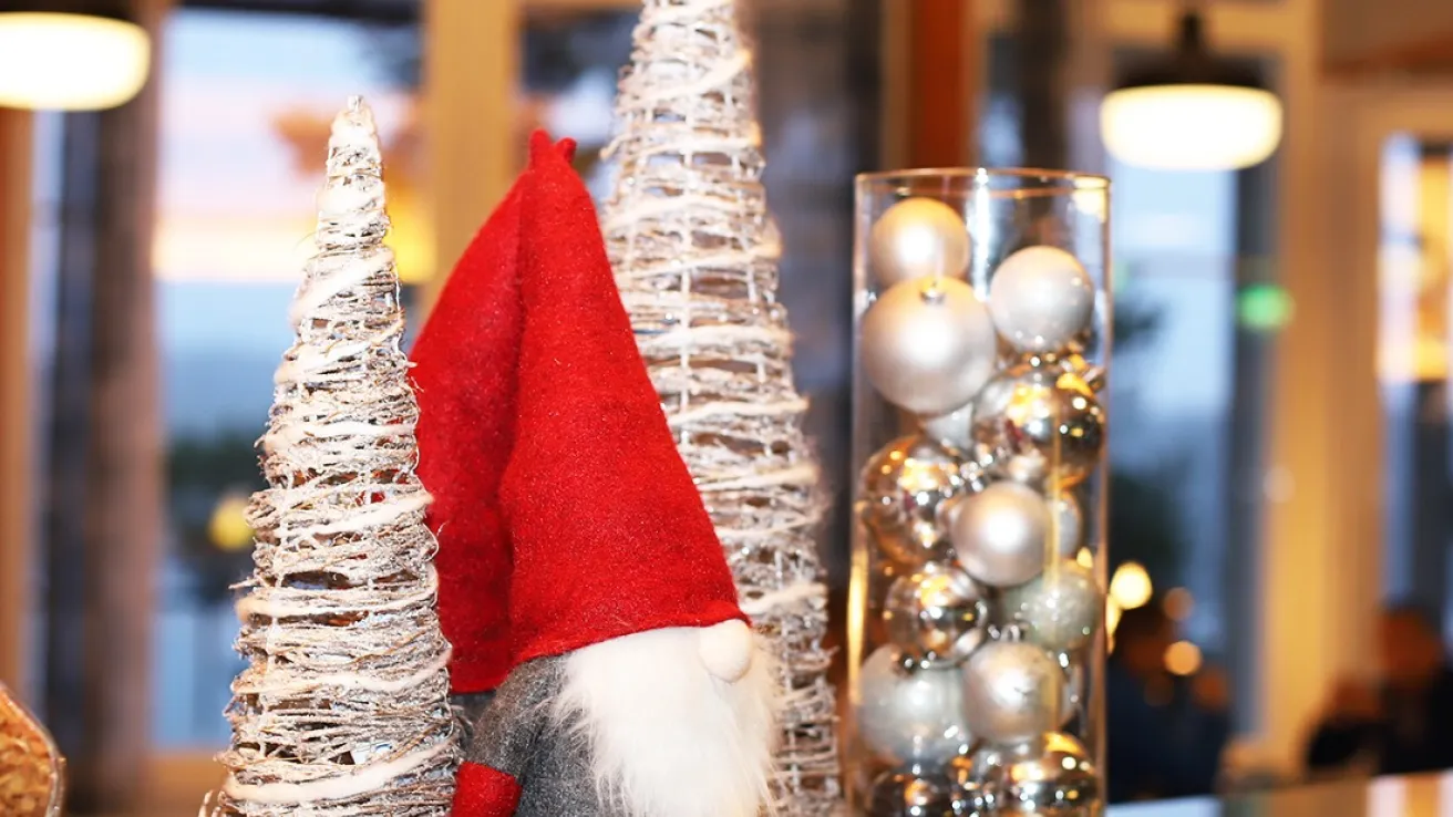 Pehmojoulutonttukoriste Pajulahden ravintolassa.