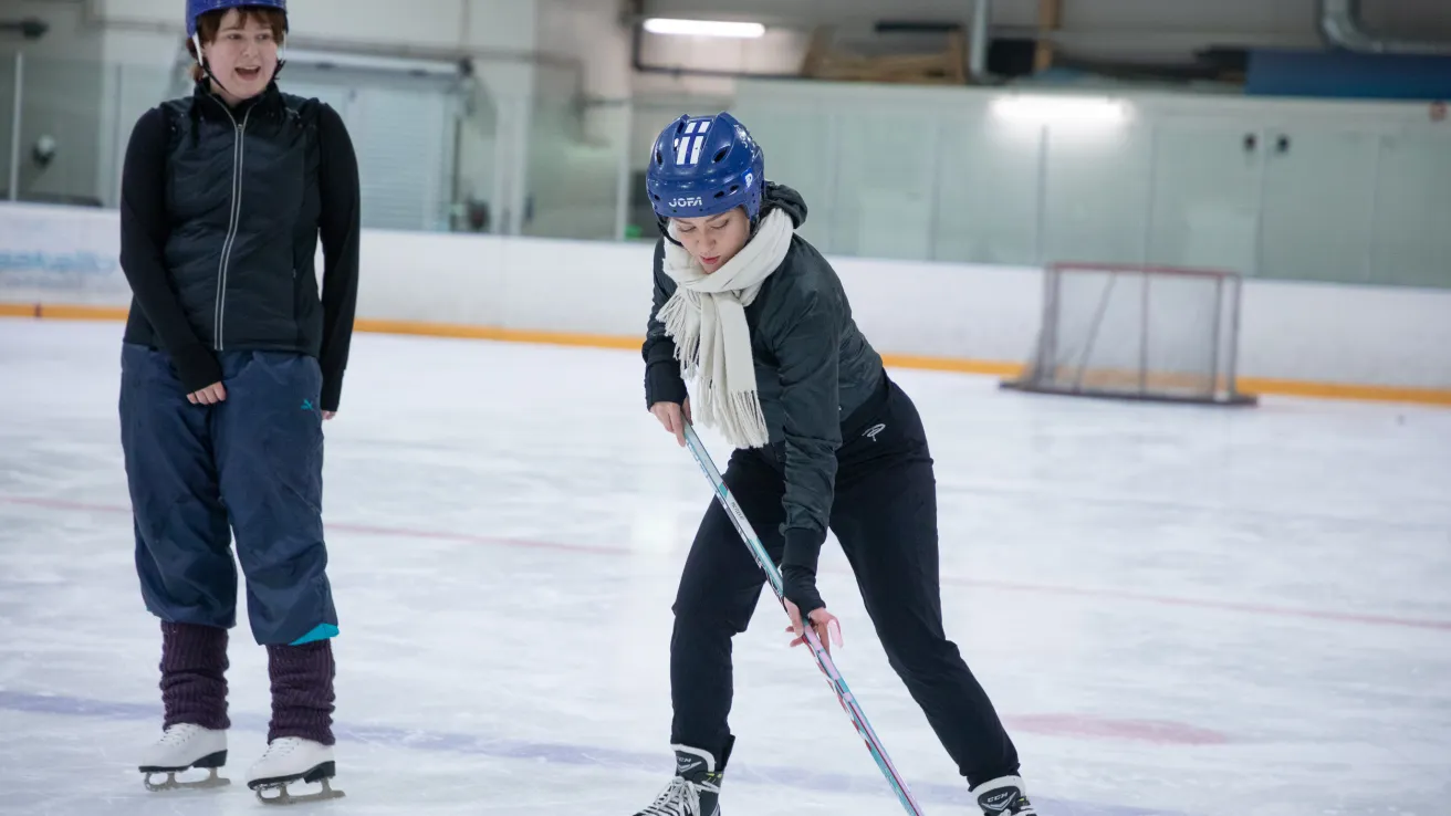 VAT-koulutuksen käytännön harjoittelua jäähalliympäristössä