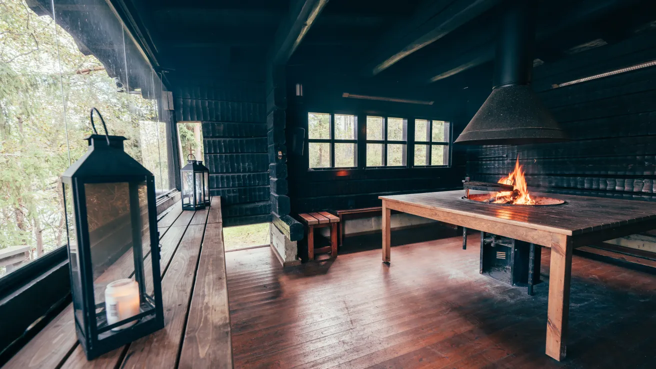 Kisakallion rantasaunan tunnelmallinen kota järvinäköalalla.