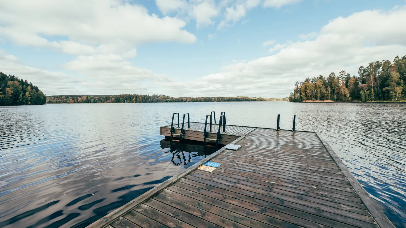 Kisakallion rantasaunojen laiturilta avautuu upea näkymä Lohjanjärvelle.