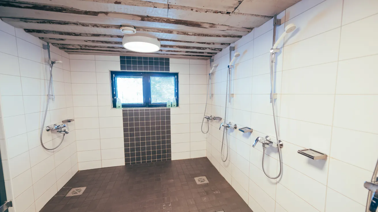 Kisakallion rantasaunojen suihkutila naisten puolella.