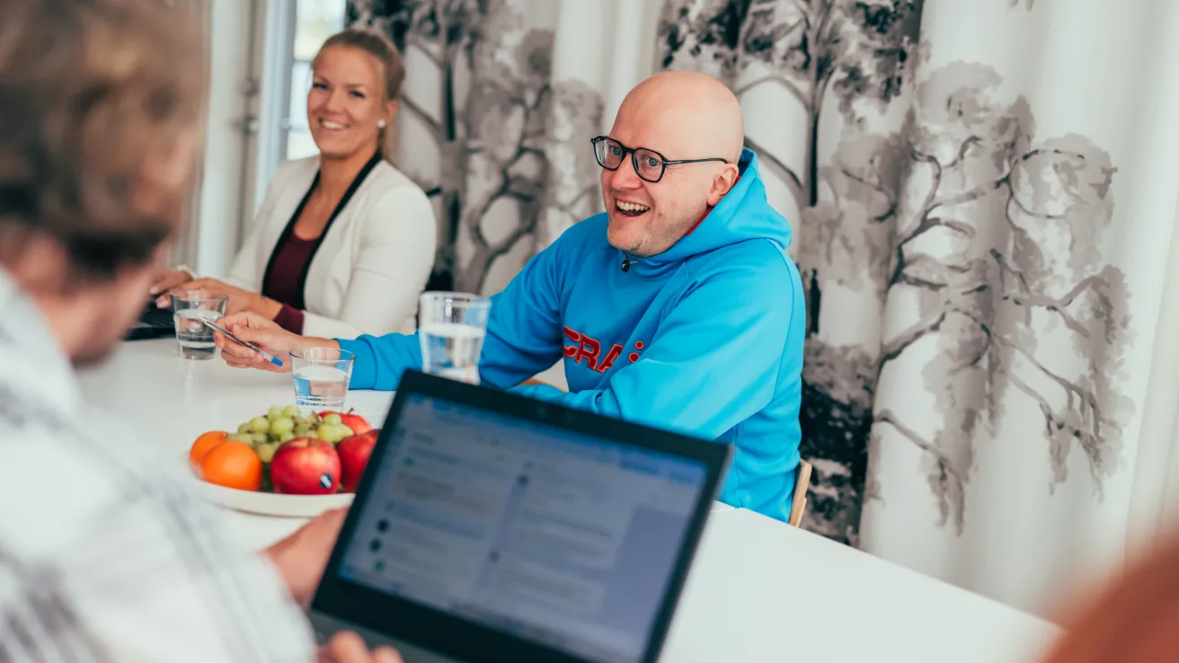 Iloiset ihmiset kokoustamassa Kisakallion Villa Kalliossa.