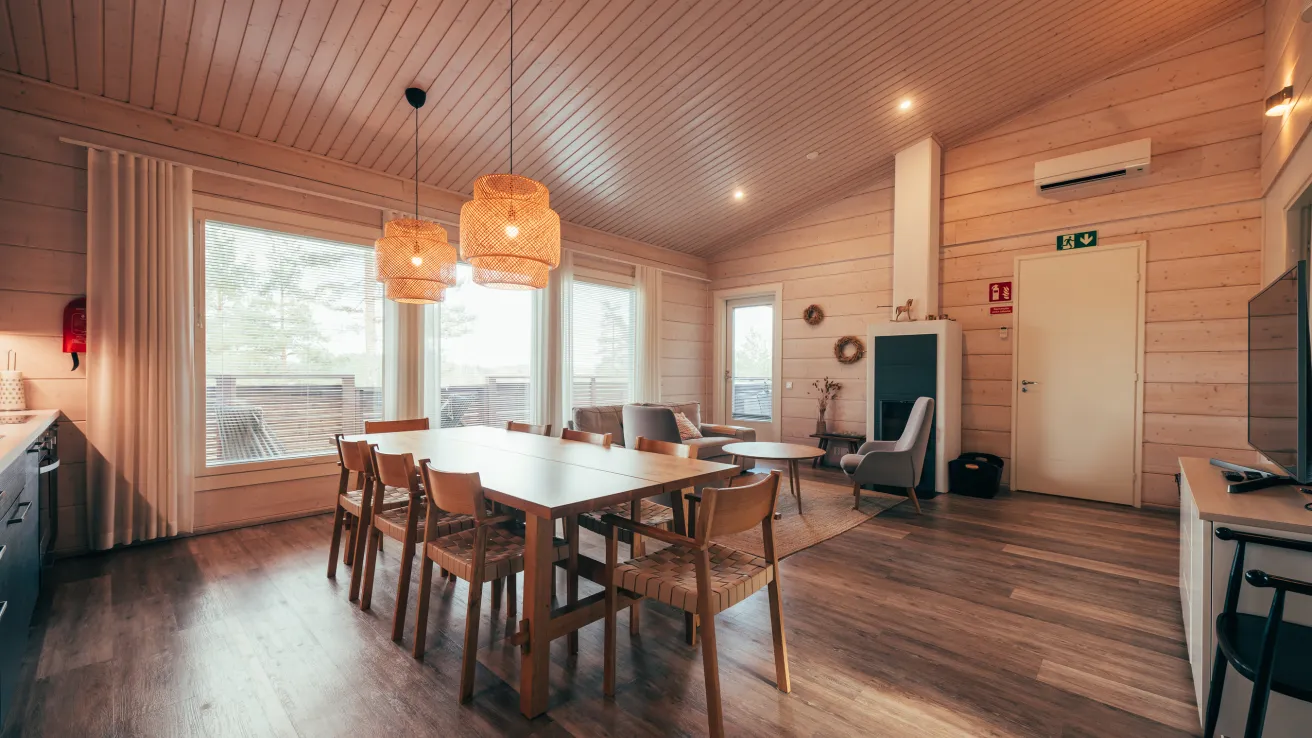 Kisakallion Villa Kaarinan olohuone ja ruokailutila.