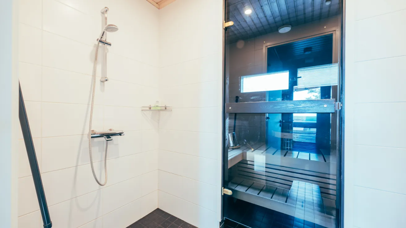 Kisakallion Villa Kaarinan kylpyhuone ja sauna.