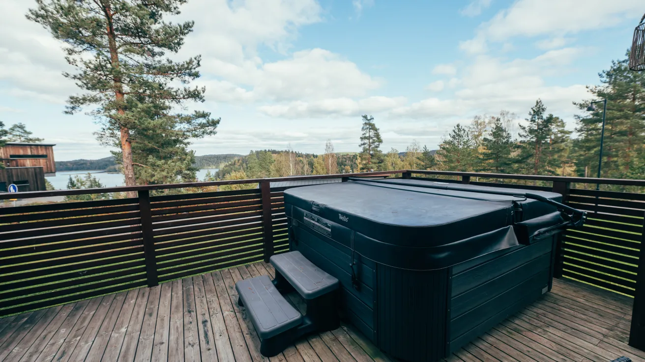 Kisakallion Villa Kaarinan palju ja terassinäkymät Lohjanjärvelle päin.