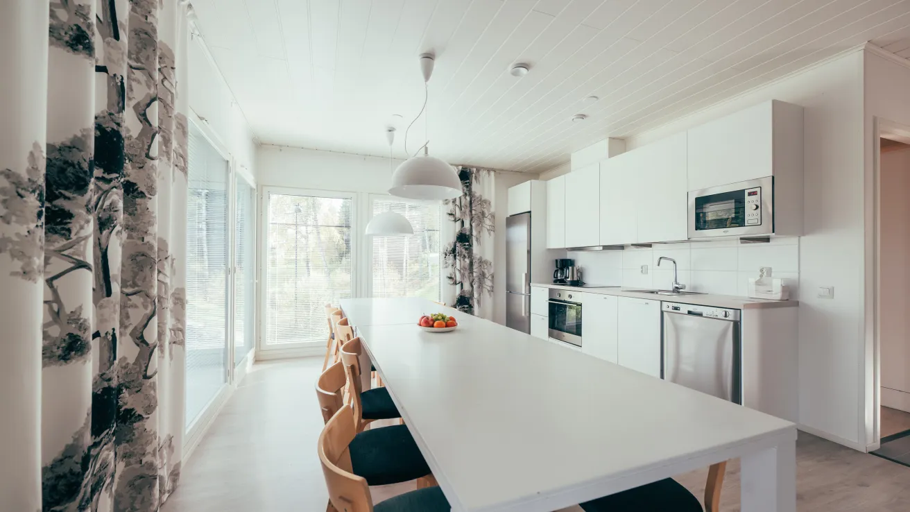 Kisakallion Villa Kallion keittiö ja ruokapöytä