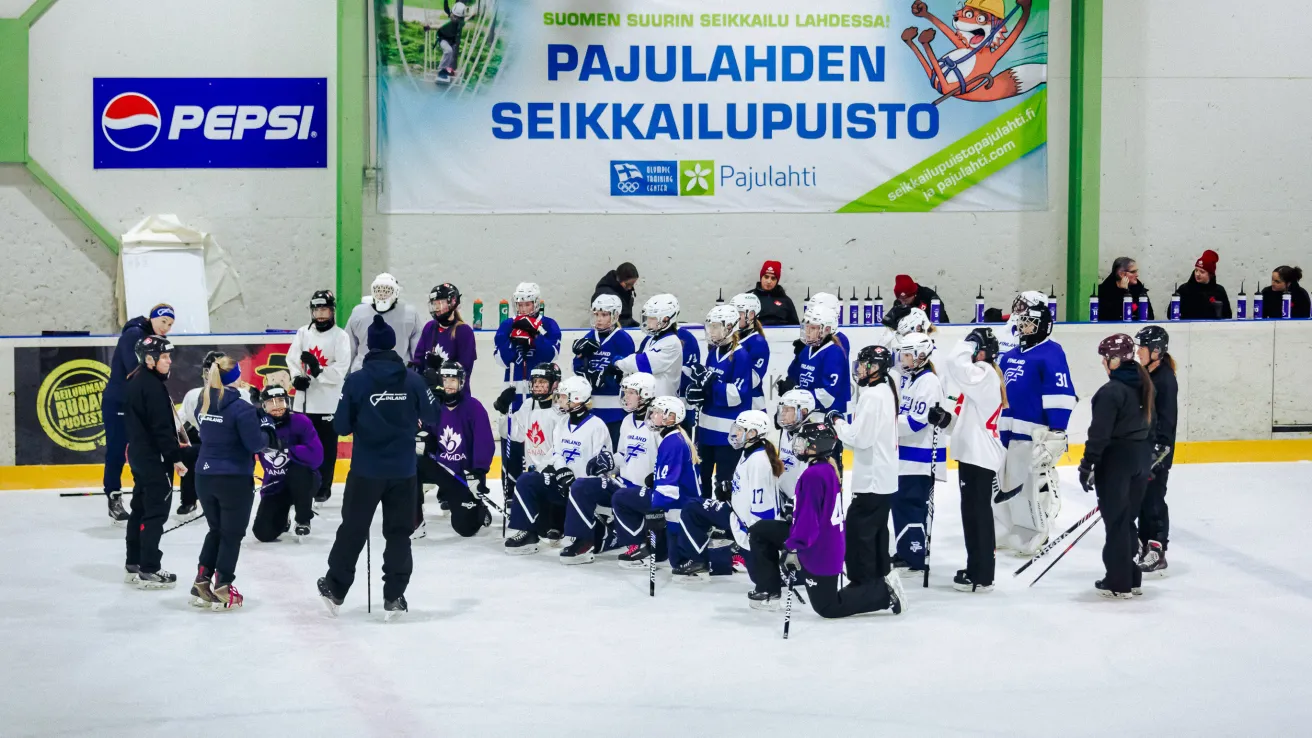 Ringeten U18-joukkueet Suomesta ja Kanadasta Pajulahden jäähallissa