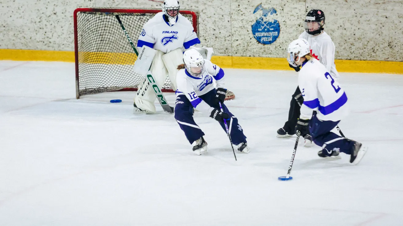 Ringeten U18-joukkueet Suomesta ja Kanadasta luistelemassa Pajulahden jäähallissa