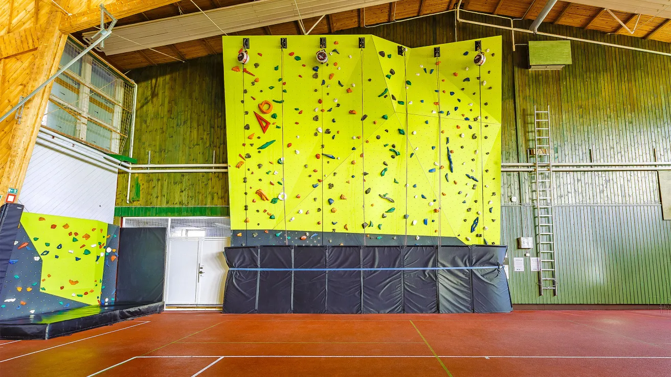 Nikula-hallin kiipeilyseinä