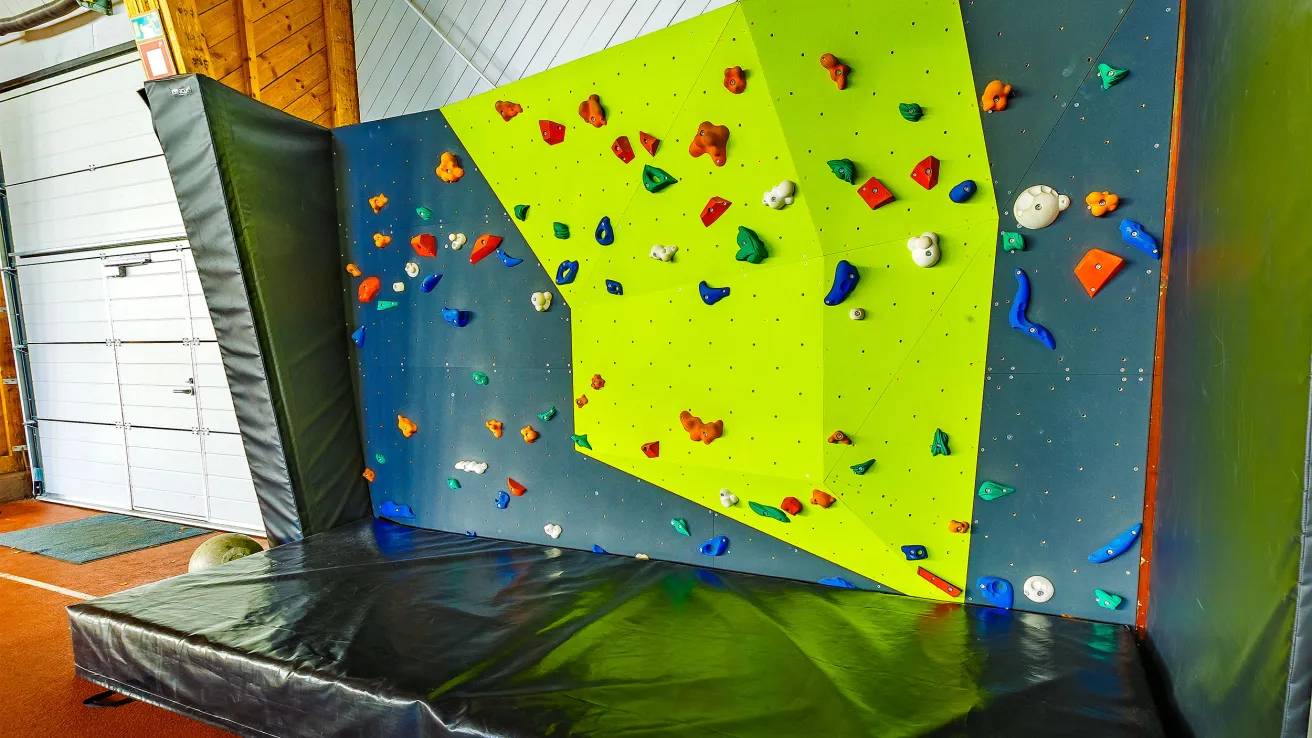 Nikula-hallin pienempi kiipeilyseinä