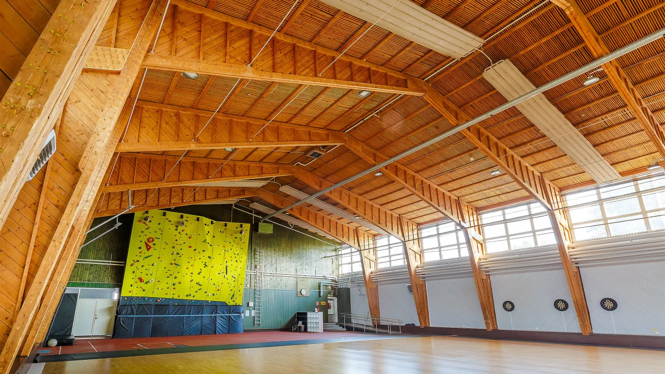 Nikula-halli kiipeilyseinää kohti