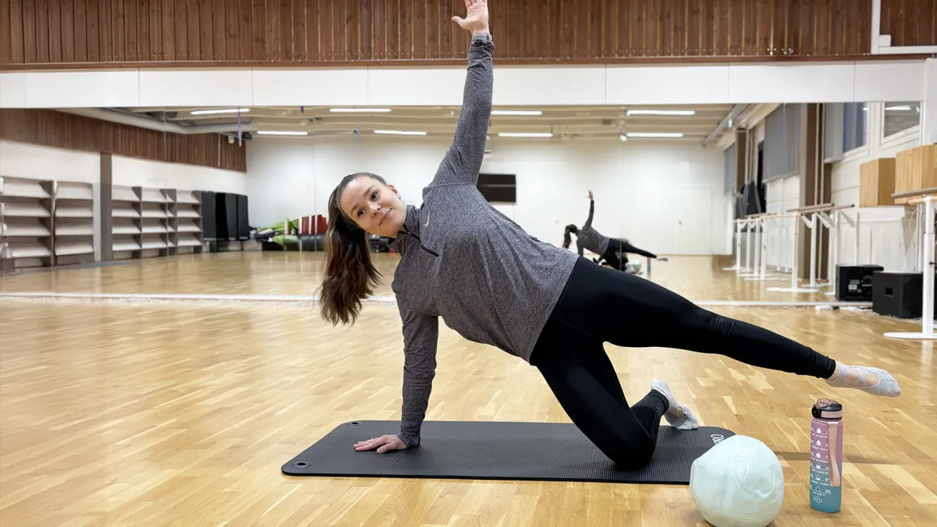 Nainen joogaa jumppamatolla Pajulahden Tanssistudiossa