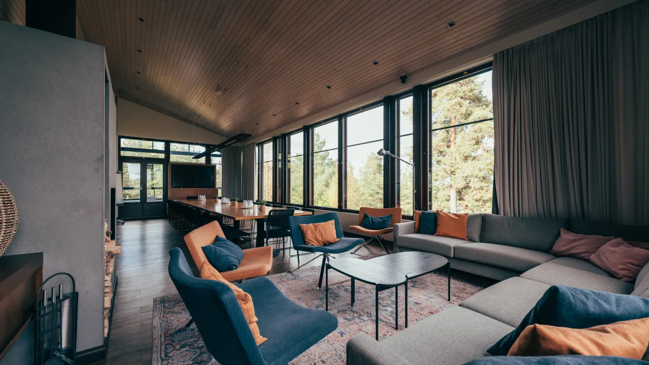 Kisakallion Villa SSO:n upea olohuone pitkällä kokouspöydällä järvinäköalalla.