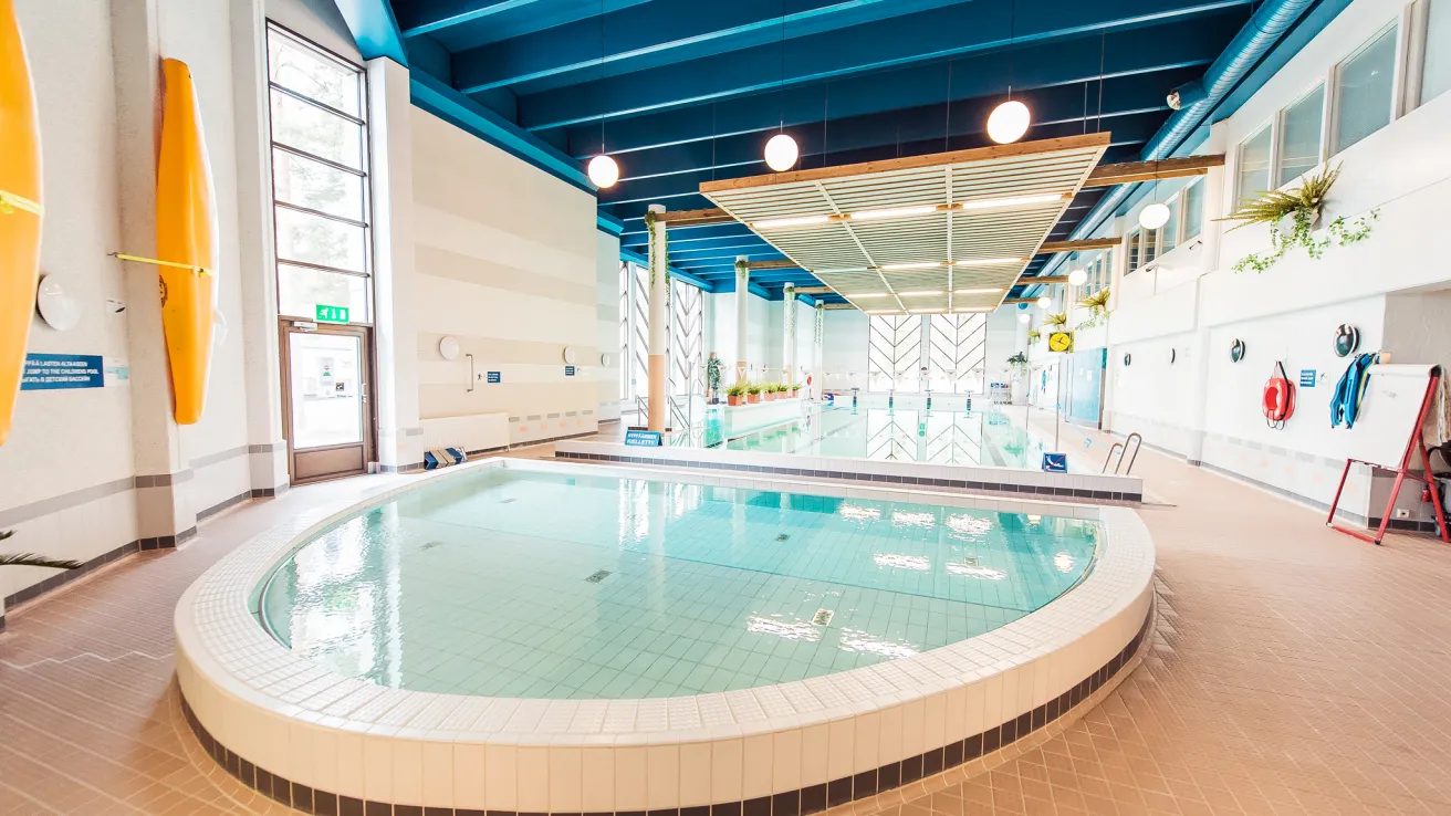 Sisäuima-allas Pajulahdessa, sinivalkoinen sisustus, katossa siniset palkit.