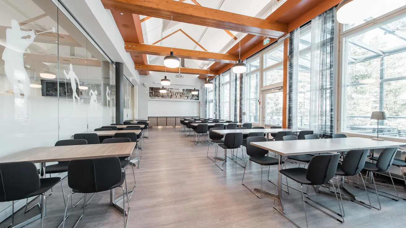 Valoisa, moderni kahvilatila.