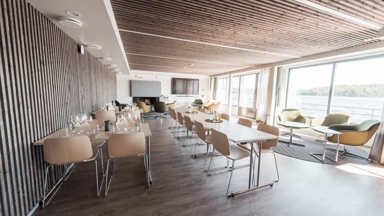 Valoisa Takkahuone järven rannalla.