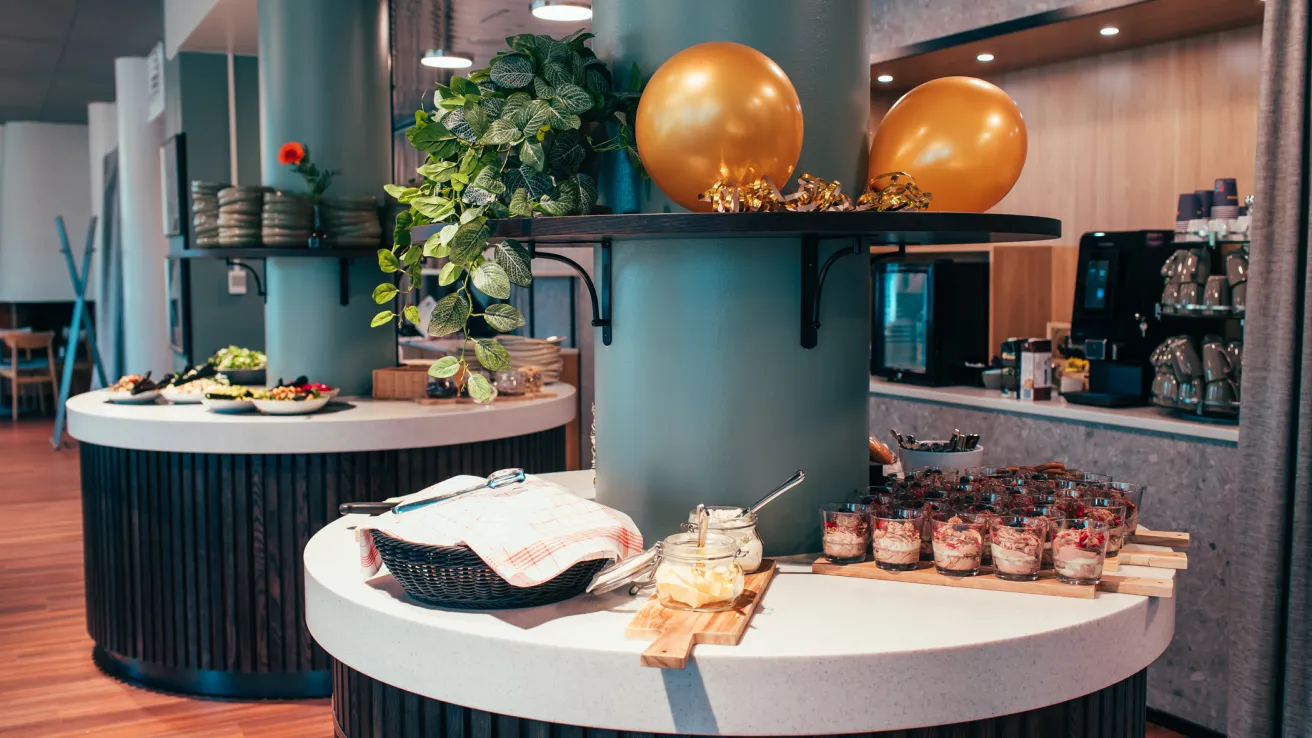 Ravintola Fannin tarjoilupöydät juhlakoristein ja tarjoiluin.
