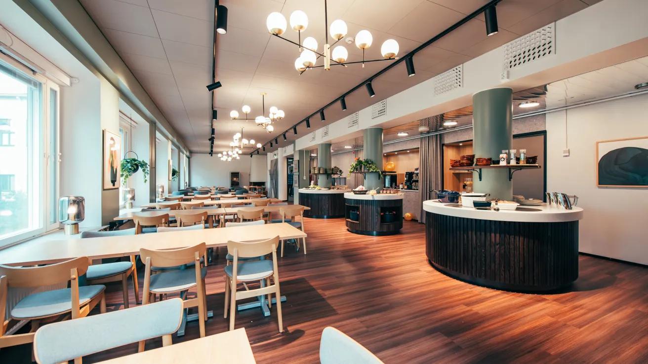 Ravintola Fannin upea ruokailutila ja tarjoilupöydät