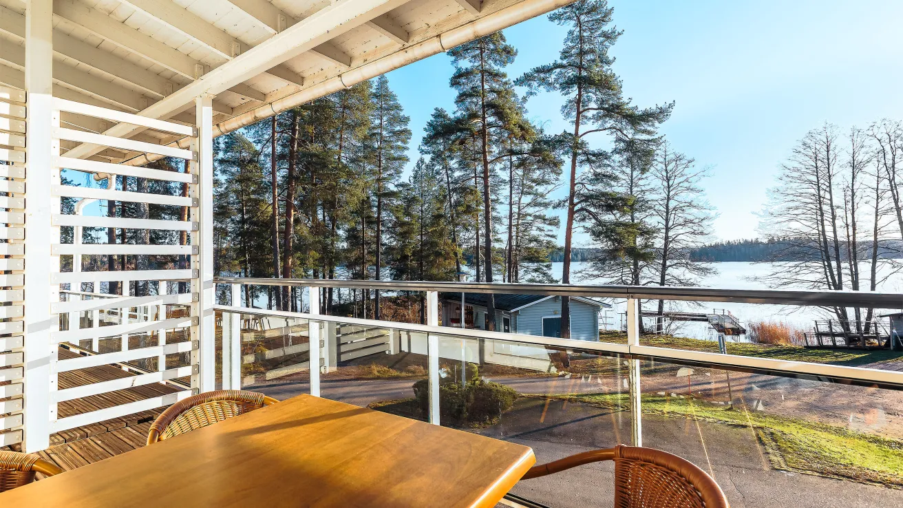 Hotelli Hopeapaju yläkerran parveke