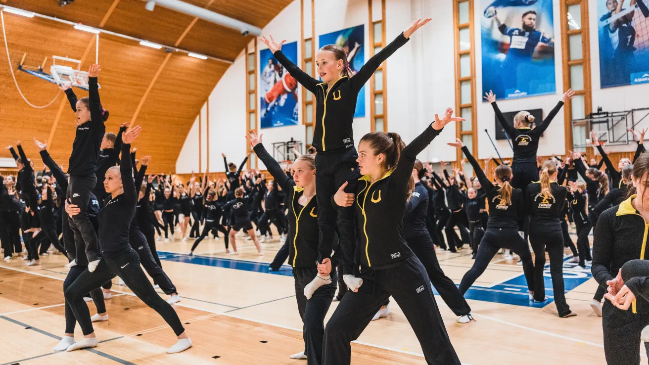 Voimistelijoita harjoittelemassa Gymnaestradan kenttänäytökseen Kisakalliossa, kuva Laura Koskenniemi