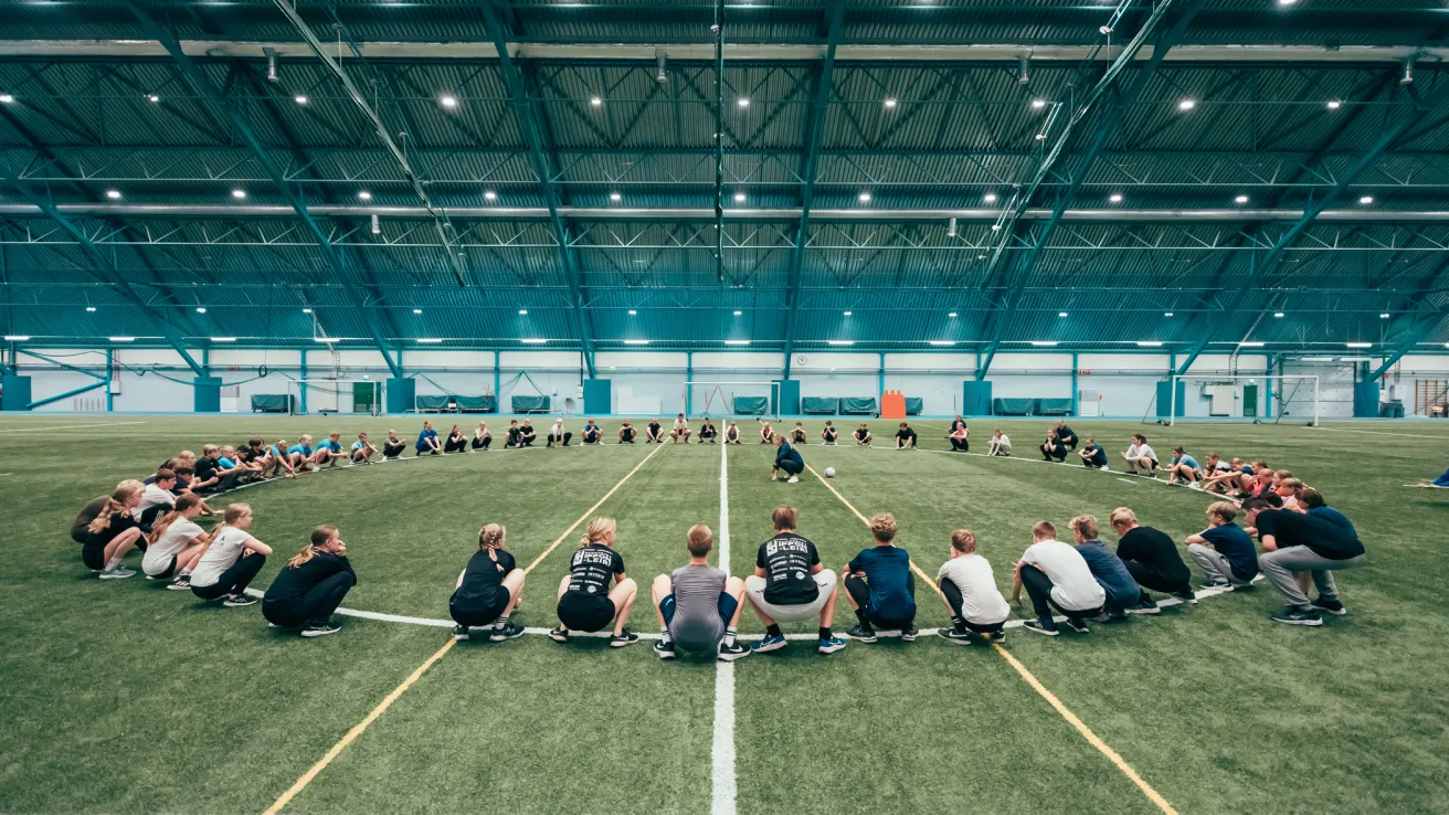 Yläkoululeirityksen harjoitus Pajulahti-hallissa