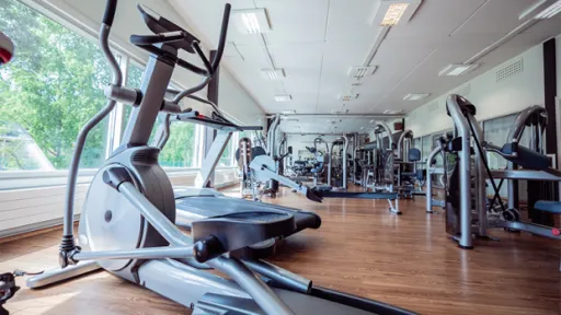 Kuntosali, jossa juoksumattoja ja kuntopyöriä.
