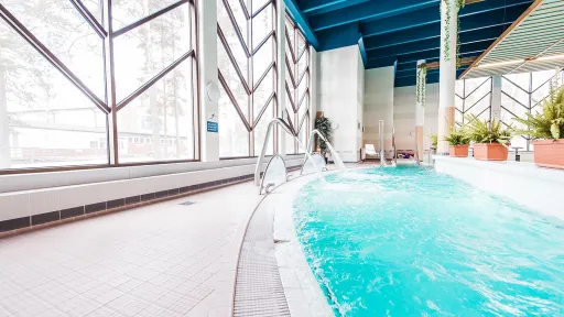 Pajulahden uimahallin terapia-altaan suihkut ovat päällä.