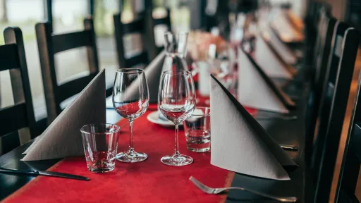 Jouluisa kattaus Kisakallion Rantamakasiinin pöydällä.