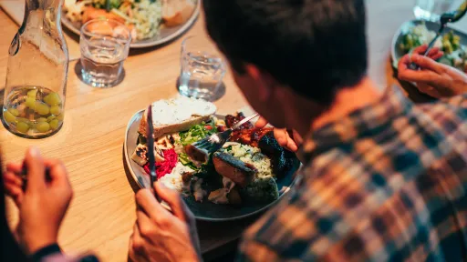 Mies syö ateriaa ravintola Fannissa.