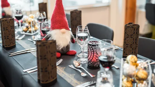 Pajulahden ravintolan ruokapöytä koristeltu joulun tunnelmaan.