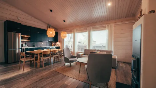 Kisakallion Villa Kaarinan olohuone ja keittiö.