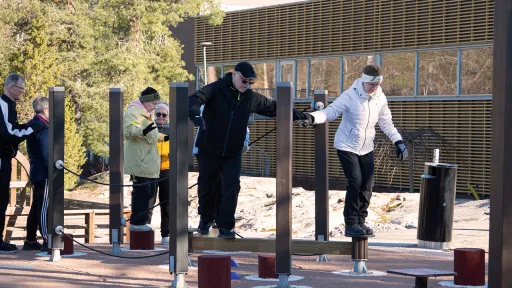 Seniorit talvitakeissa temppuilevat Kisakallion Taito380 -taitoradalla.