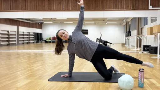 Nainen joogaa jumppamatolla Pajulahden Tanssistudiossa