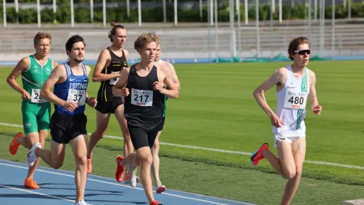 Kestävyysjuoksijat juoksuradalla Kestävyyskanervaalien kilpailussa