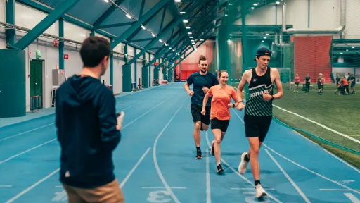 Kestävyysjuoksijat laktaattitestissä Pajulahti-hallissa