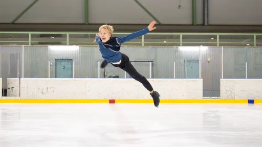 Poika taitoluistelun hypyssä jäällä Pajulahdessa, kuva: Hanna Kaijonmaa