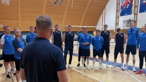 Ministeri Mika Poutala kävi tutustumassa lentopallon miesten maajoukkueen toimintaan