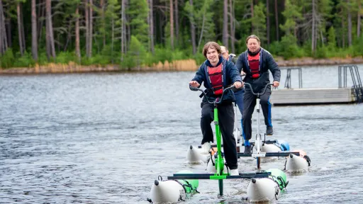 Kisakalliossa Lohjanjärvellä vesipyöräilee kaksi miestä