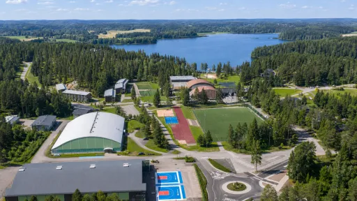 Kisakallion kampus ilmasta kuvattuna. Yksi Kolmen kampuksen urheiluopiston kohteista.