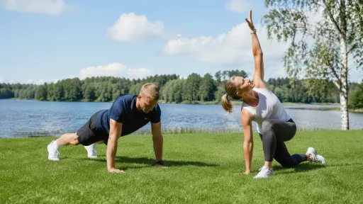 Kisakallion kesälauantaisin liikutaan mm. kehonpaino-liikkuvuusharjoittelun merkeissä