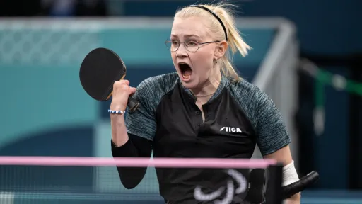 Aino Tapola tuulettaa onnistunutta suoritusta parapöytätennisottelussa Pariisin paralympialaisissa