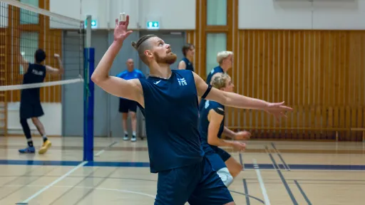 1. Suomen miesten lentopallomaajoukkueen pelaaja valmistautuu syöttämään harjoituksissa Kisakallion urheiluopistolla.
