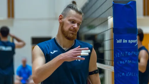 Suomen miesten lentopallomaajoukkueen pelaaja harjoittelee lentopalloverkolla Kisakallion urheiluopistolla.